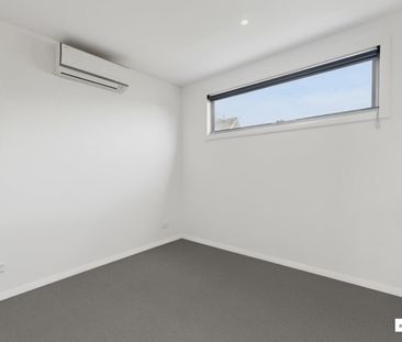 Tri Level Townhouse a stones throw to Highpoint Shopping Centre - Photo 4