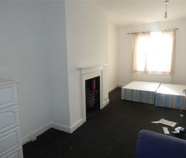 3 Bed - Manchester Road, Huddersfield, West Yorkshire - Photo 4