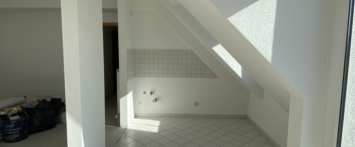 Moderne Dachgeschosswohnung Nähe Bahnhof – wird frisch renoviert - Photo 1