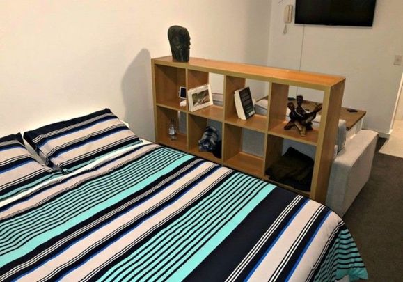 Fully Furnished Studio for Rent in Thorndon – Walk to CBD & University! - Photo 1