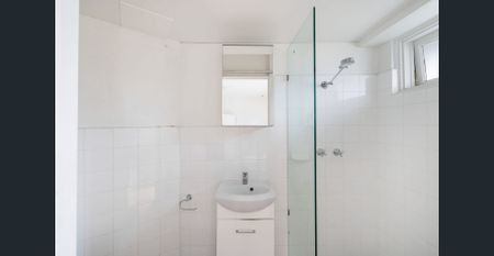 Village studio with treetop outlooks - Photo 5