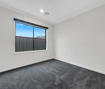 Elegant Family Living in a Prime Wollert Location - Photo 4