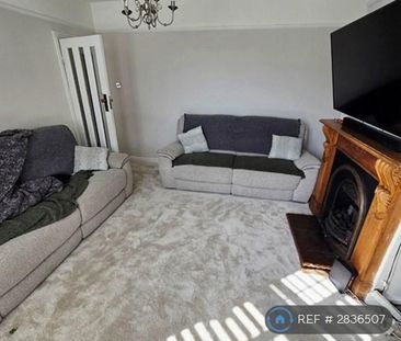 4 bedroom semi-detached house to rent - Photo 2