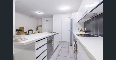 EXECUTIVE STYLE - TOP FLOOR - 2 BEDROOM APARTMENT - Photo 5