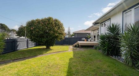 Beach Life 3 bedroom Home in Mount Maunganui - Photo 3