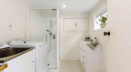 TIDY ONE BEDROOM DOWNSTAIRS FLAT: close to Lyall Bay & Kilbirnie. - Photo 2