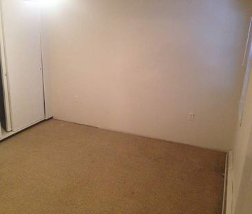 201.2 Wellington Street - 1 bed, 1 bath **HALF OFF FIRST MONTHS REN... - Photo 2