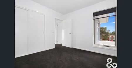 MODERN TOWNHOUSE STYLISH AND SOPHISTICATED - Photo 4