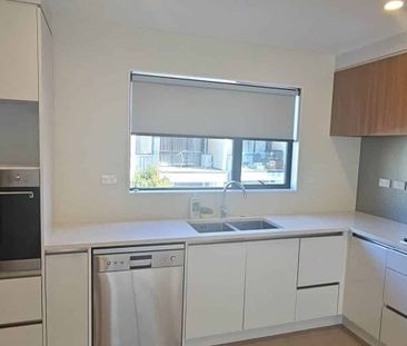 Modern 3-Bedroom Townhouse – Prime Location Ne... - Photo 2