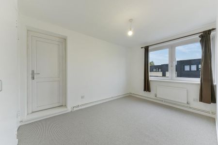 4 bedroom flat to rent - Photo 2