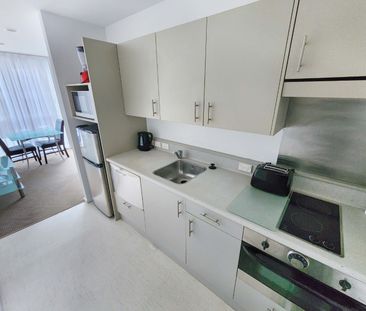 Inner City Studio Furnished Apartment. - Photo 4