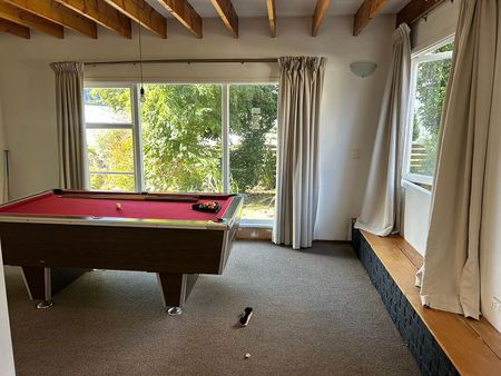 Large family home with huge garden space - Photo 2