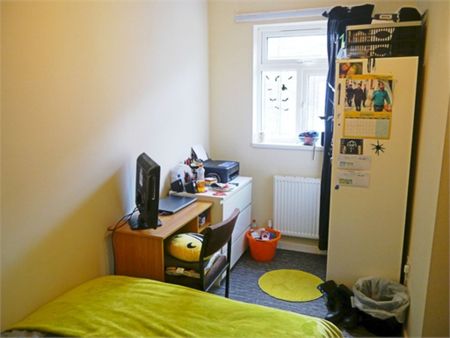 2 Bedroom Flat - Photo 2