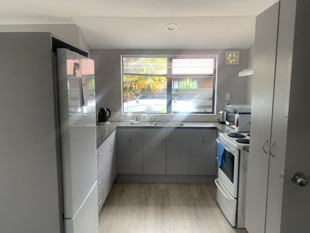 Refurbished Home in Quiet Cul-De-Sac - Poike - Photo 3