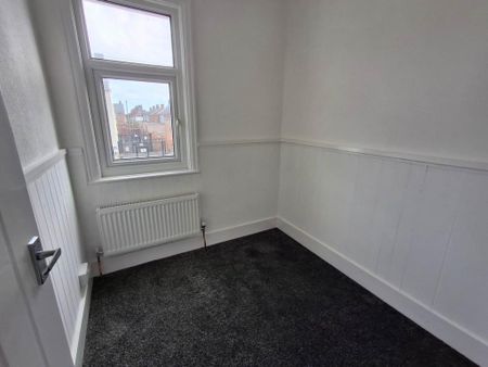 3 bedroom end of terrace house to rent - Photo 4