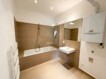 Sehr schöne und moderne 80m2, 2-Zimmer DG-Wohnung im Stilaltbau - Nähe Schlossquadrat - Photo 2