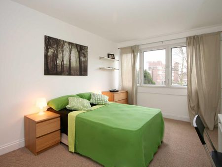 1 bedroom in a flat share to rent - Photo 2