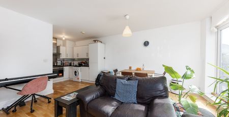 A spacious two bedroom apartment with a private balcony, ideally located just 0.3 miles from both Bethnal Green and Whitechapel stations for excellent transport links. - Photo 2