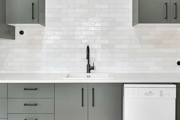 “IMMACULATELY PRESENTED - GREAT POSITION” - Photo 1