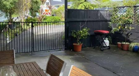 Stylish 3-Bedroom Home with Stunning Views Ã¢Ãâ¬Ã" Perfect for You! - Photo 2