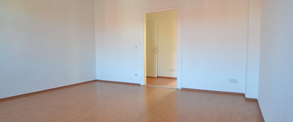 Sparen Sie sich glücklich mit uns! 3-Raumwohnung mit Einbauküche , Wannenbad & Laminat - Foto 1
