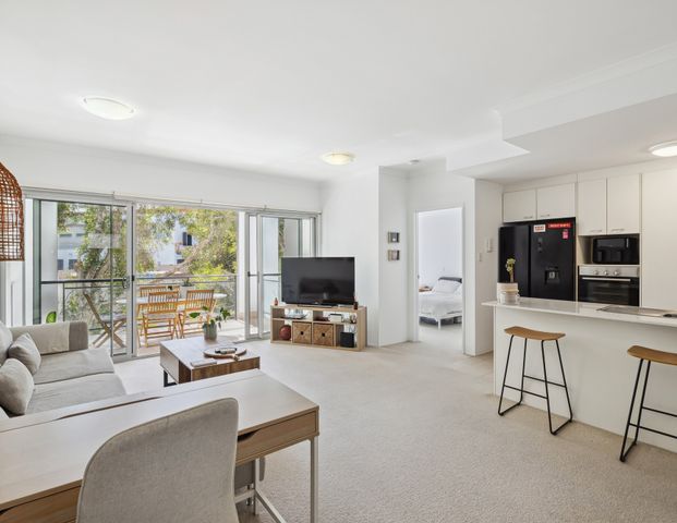LOCATION! LIFESTYLE! CONVENIENCE! - Photo 1