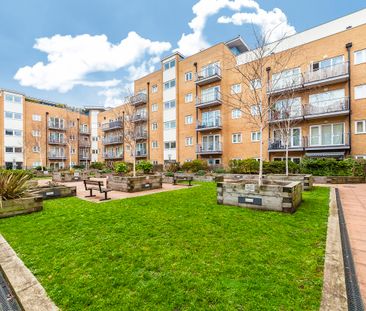 Stylish Two Bedroom Flat on Fifth Floor in Croydon - Photo 2