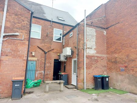 2 bedroom Flat to rent - Photo 2