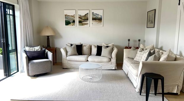 Stylish Executive Fully Furnished Townhouse in Prime Location! - Photo 1