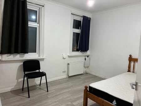 3 Bed Terraced House, Lord St, E16 - Photo 3