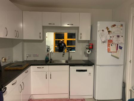 1 bedroom in a house share to rent - Photo 4