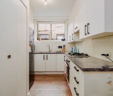 2 Bed, 1 Bath - Photo 6