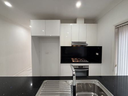 Low-maintenance granny flat in convenient & private location - Photo 3