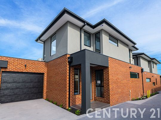 Modern Spacious Townhouse - Photo 1