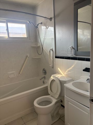 For Lease - 397 Centre Street, Richmond Hill, Ontario - Photo 2