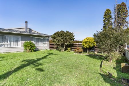 Spacious Family Home with Garage - Unbeatable Location - Photo 3