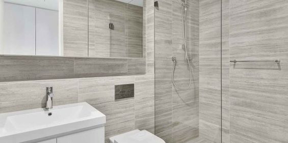 Ultra-Modern spacious 1 bedroom apartment with parking - Photo 3