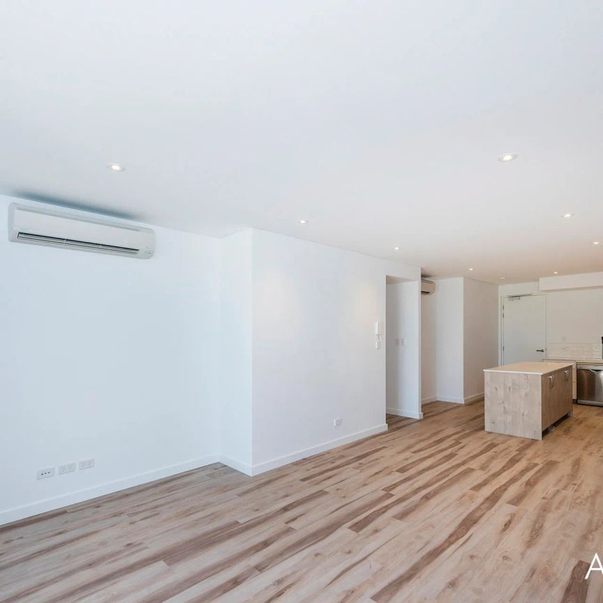 Contemporary Apartment within walking distance to shops, cinema, restaurants & the gym! Just a few minutes drive to the Beach! - Photo 1