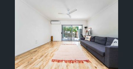 Immaculate 3-Bedroom Townhouse in convenient and quiet location! - Photo 2