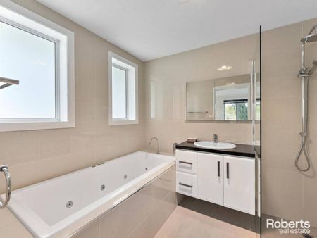 STUNNING SWANSEA - Photo 2