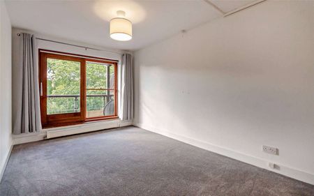 A top-floor apartment set within a secure gated community on the River Cam - Photo 4