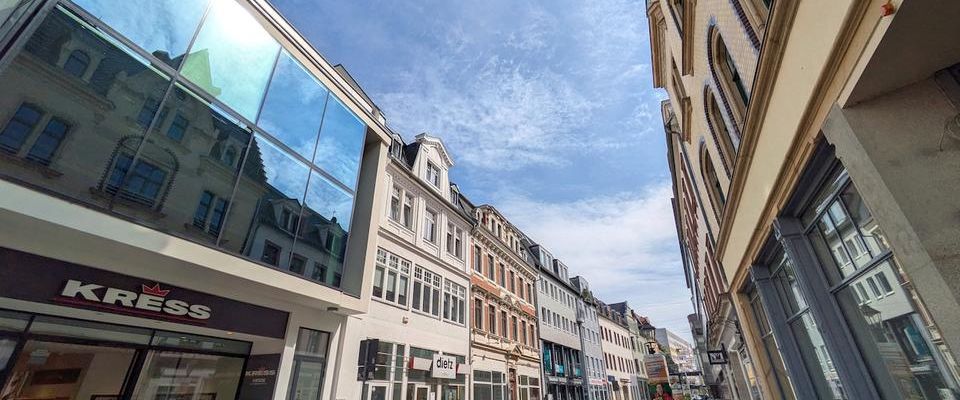 ++ ERSTBEZUG - wohnen Sie im Herzen der Stadt - große 2-Raum Wohnung mit Küche, Balkon & Terrasse ++ - Foto 1