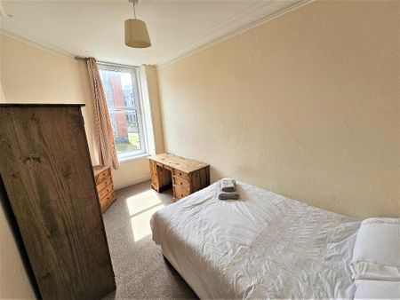 4 bedroom flat to rent - Photo 3