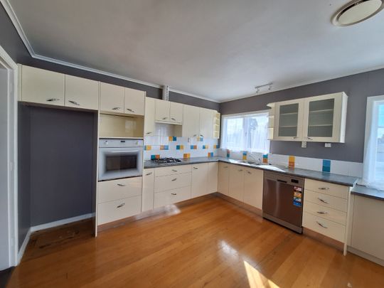 Family home with a big yard! - Photo 1