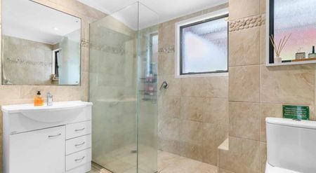 Panoramic views and city living - Photo 3