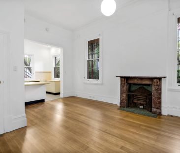 Oversized apartment with high ceilings and classic charm - Photo 4