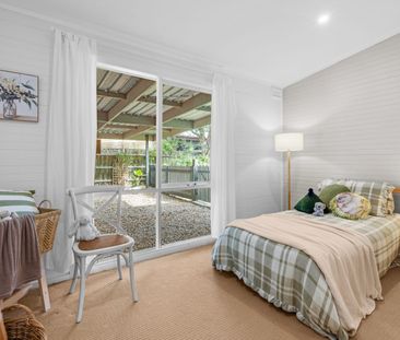 Charming Renovated Cottage with Spacious Backyard - Photo 5