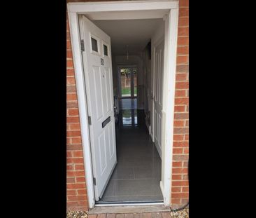 4 Bed Semi-Detached House, Guardian Way, LU1 - Photo 2