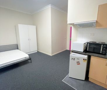 STUDIO APARTMENT - WARATAH - Photo 1