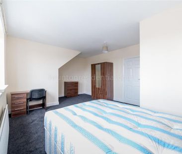 4 bedroom flat to rent - Photo 3